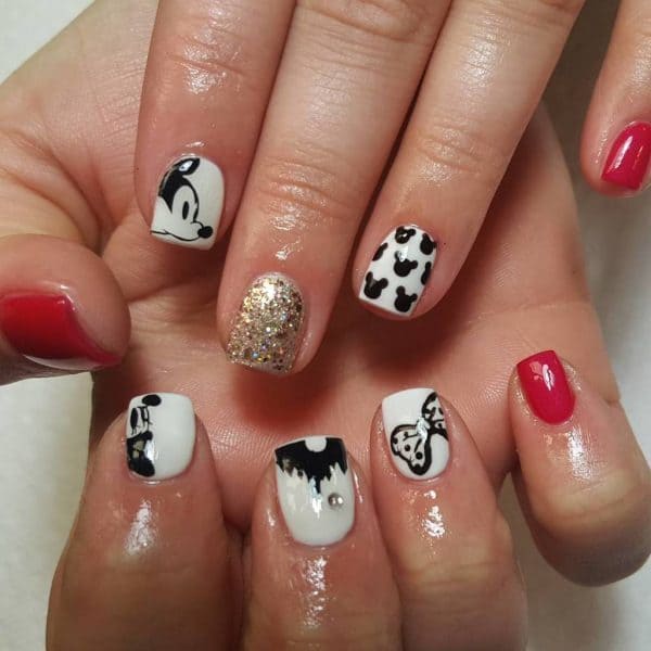 Polka Dot and Minnie mouse nail design 