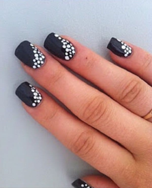 The Pearl dot mouse nail design 