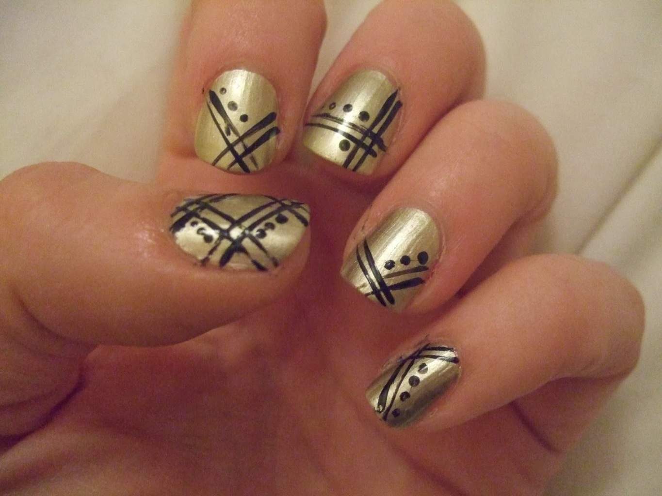 black and gold nail designs 16