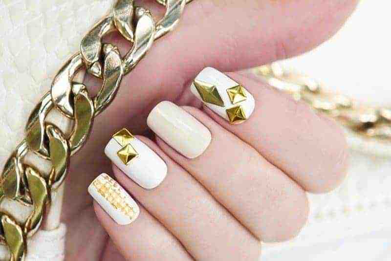 30 Alluring White Plus Gold Nail Designs