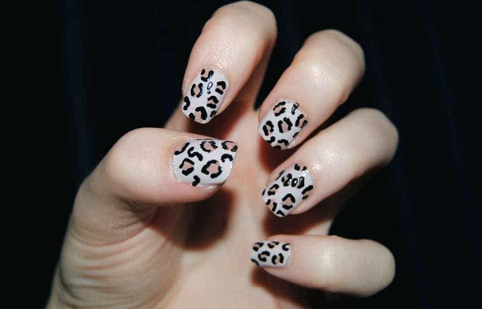  Cheetah print nail design 