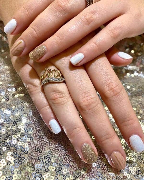  Chic White And Gold Short Nails