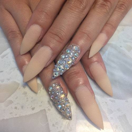 Queen Chic Beige Nail design 