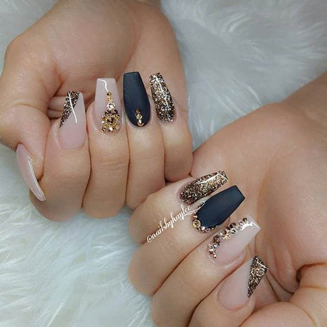  Frisky Chic Beige Nail design you love