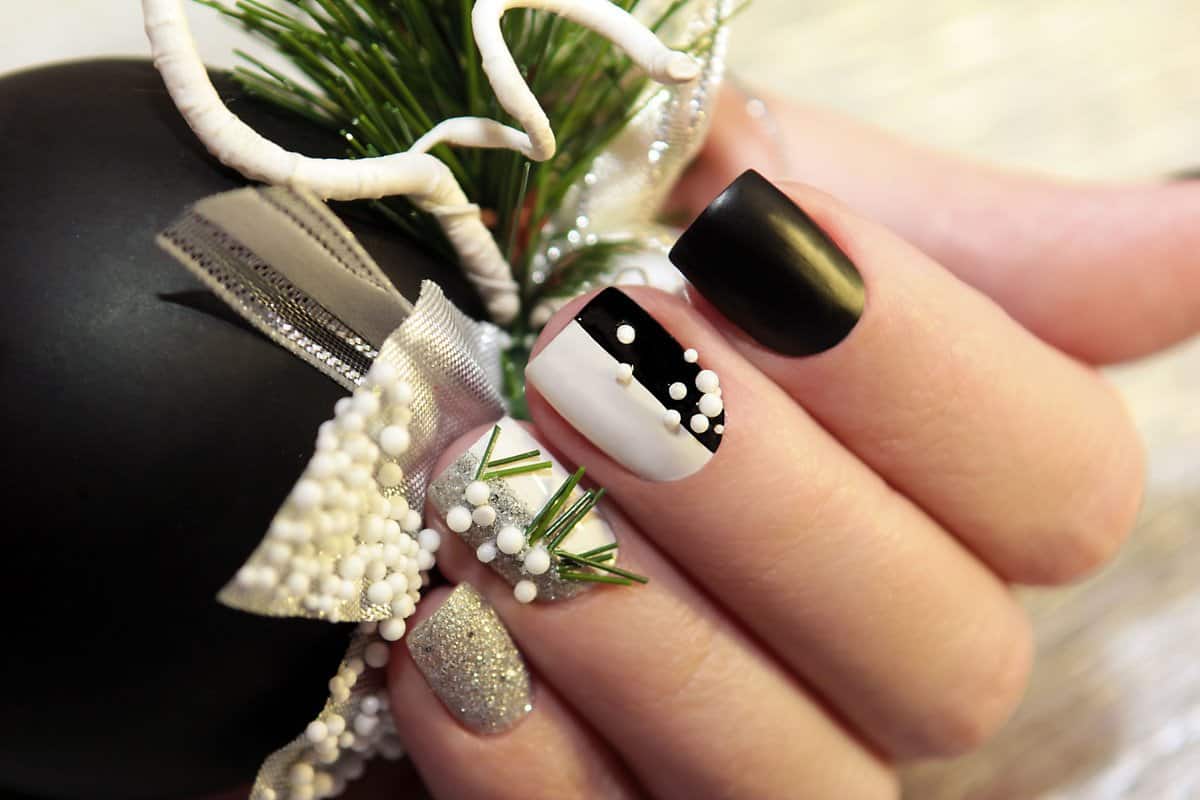 black & white short acrylic nail