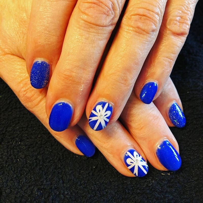 blue nails with bows