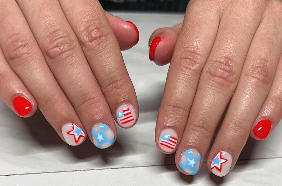 round patriotic nails