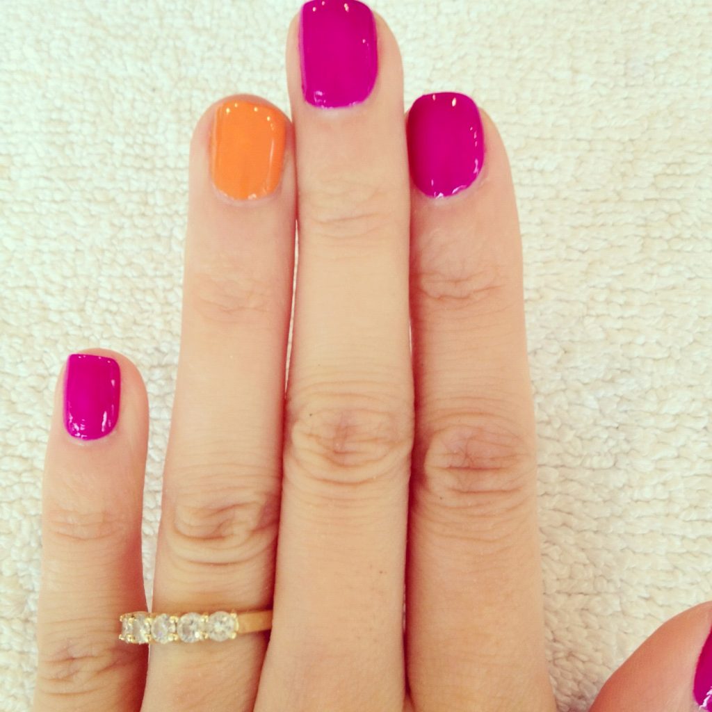 summer accent nail idea