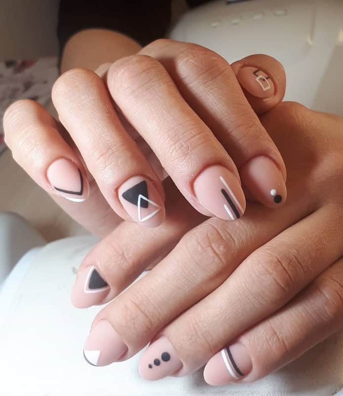 22 Magnificent Short Oval Nails to Accentuate Your Style