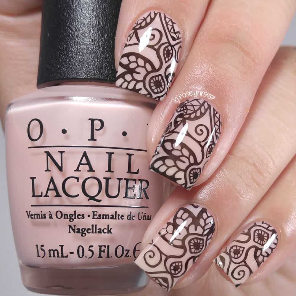 henna art on nude nail