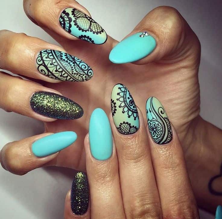 lace patterned henna nail 