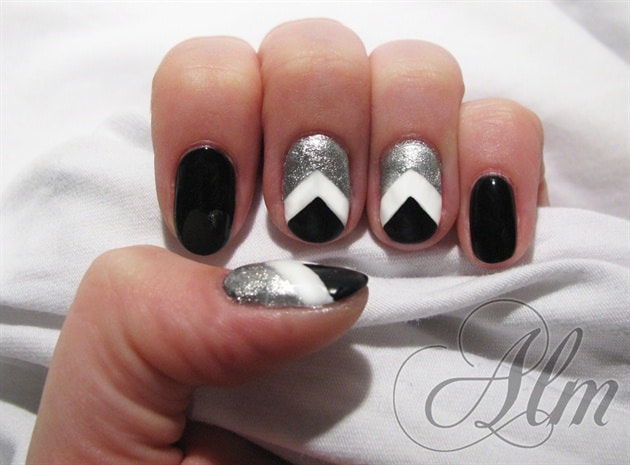 black and white chevron nail