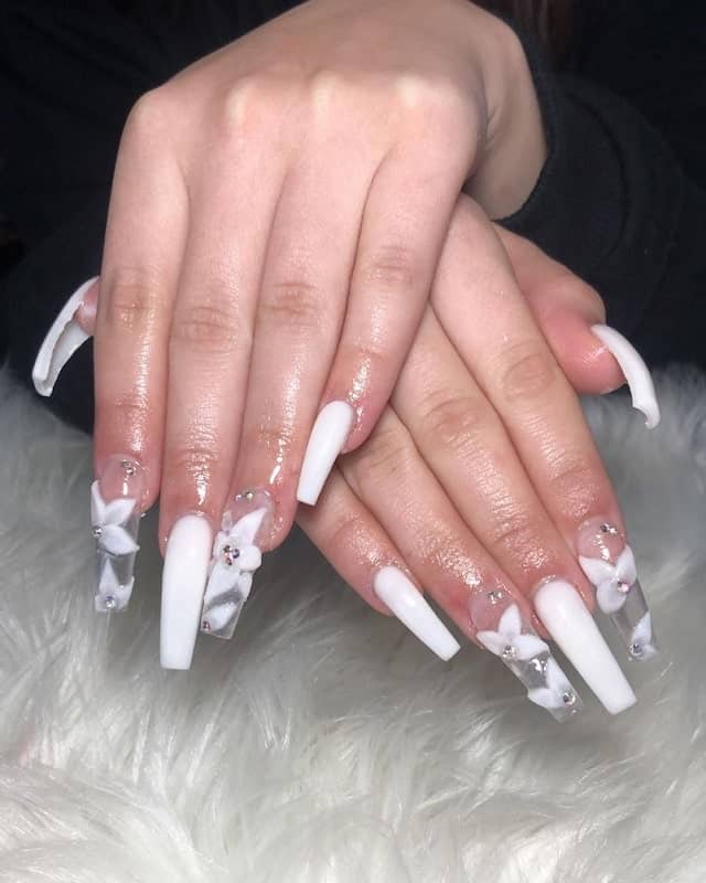 33 Clear Nail Designs to Get A Simple Yet Look (2021 Guide)