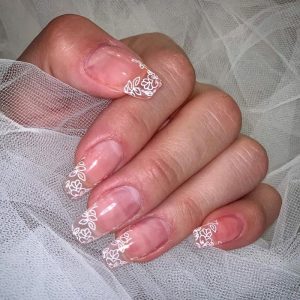33 Simple Yet Gorgeous Clear Nail Designs (2025 Guide)