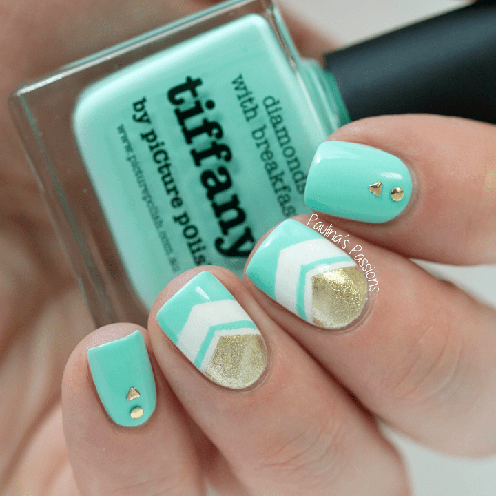 Gold Chevron pattern nail