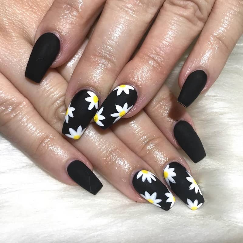 black nails with daisies