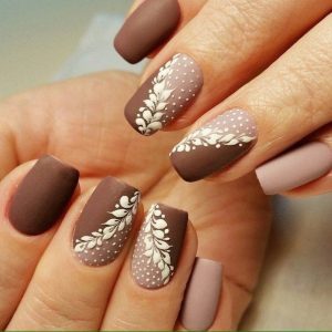 Short coffin nails with a matte finish in neutral beige and taupe.