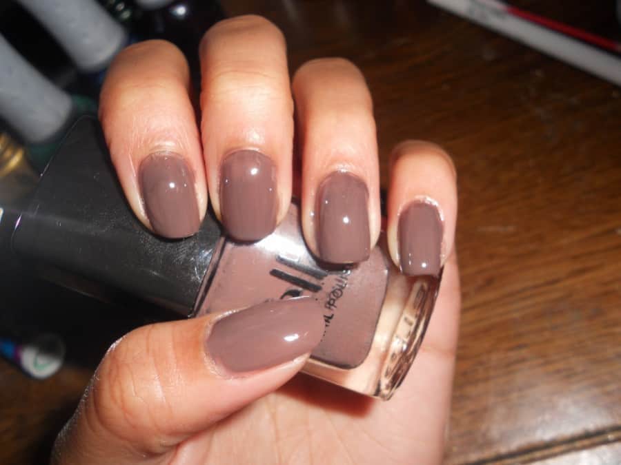 nail art design with brown and white