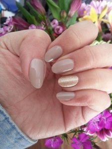 Nail shape: oval, length: medium, color palette: beige and metallic gold.