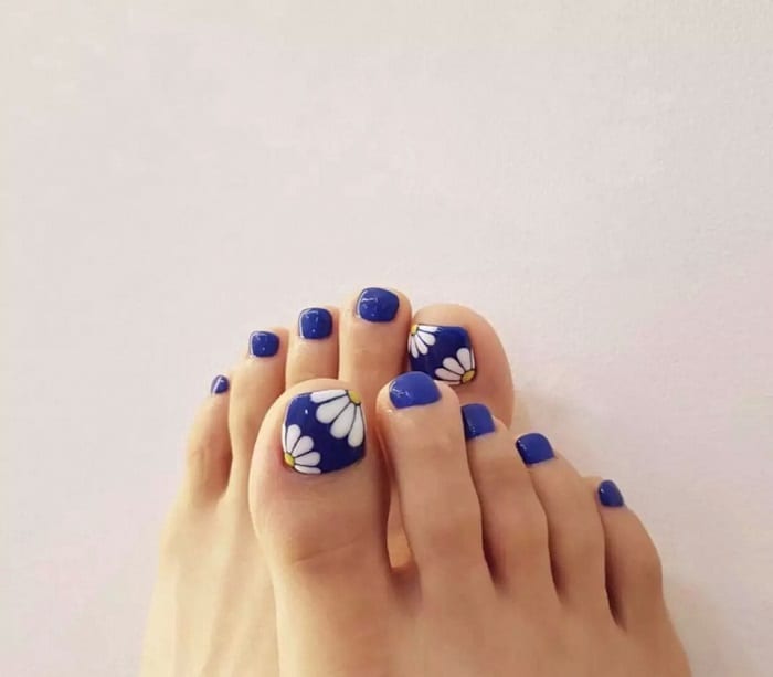 Daisy Toe Nail Design