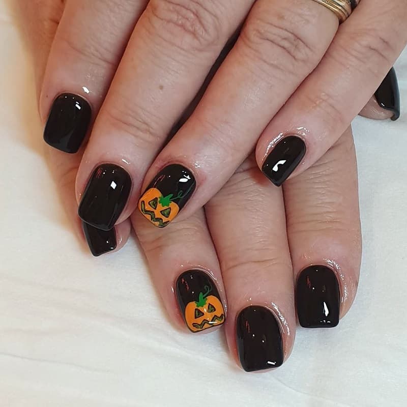 black pumpkun nails