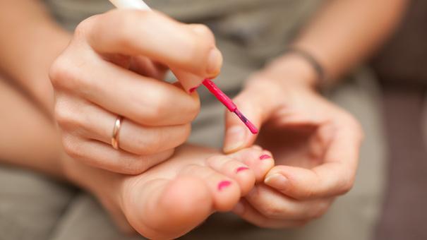 paint the nails in dry pedicure