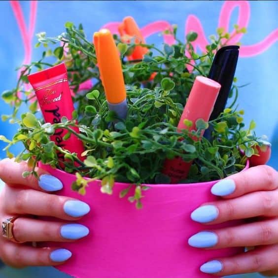 recycled pot as nailpolish storage