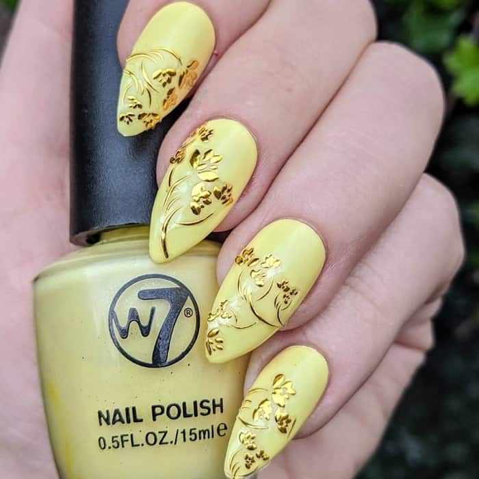 pastel yellow acrylic nails