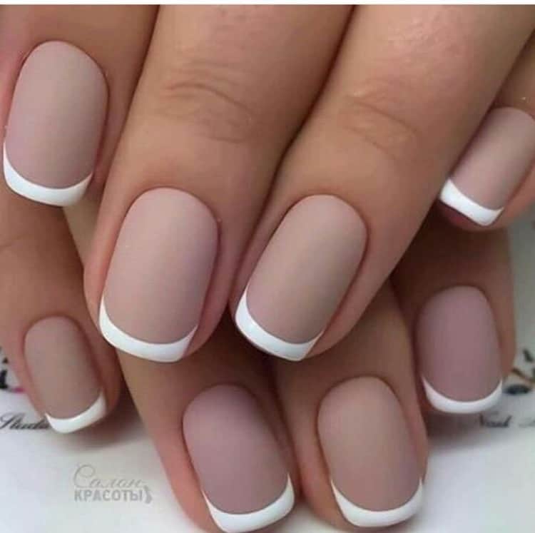 French Manicure in nude matte nails