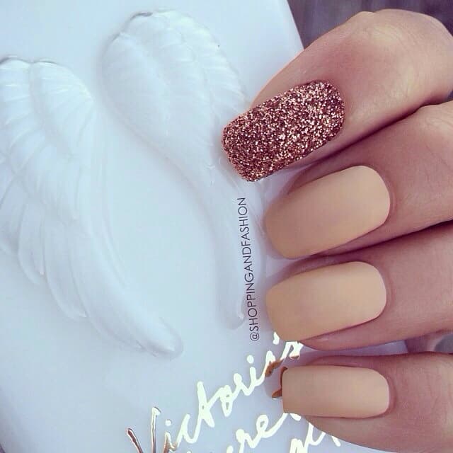 One Glitter matte Nail Design