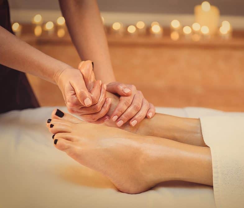 How to Give A Foot Massage – 6 Easy Steps to Pamper Your Feet