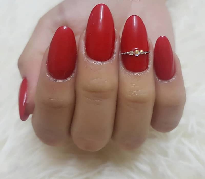 red almond nails 