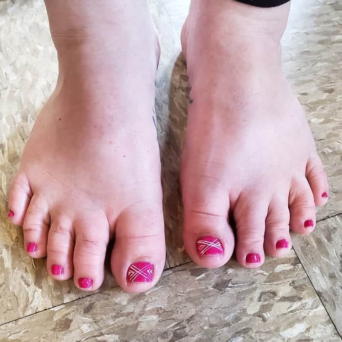 toe nails line design 