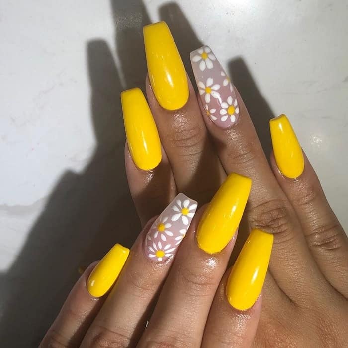 52 Bright Yellow Nail Designs for the Playful Hearts