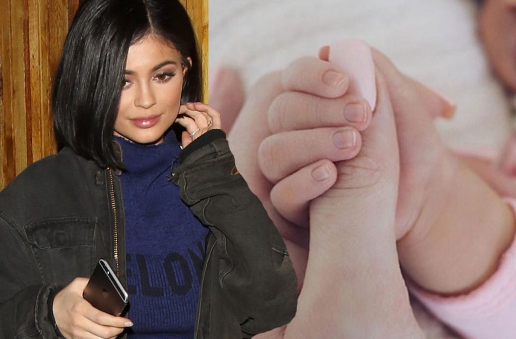 Kylie jenners nail design for mothers