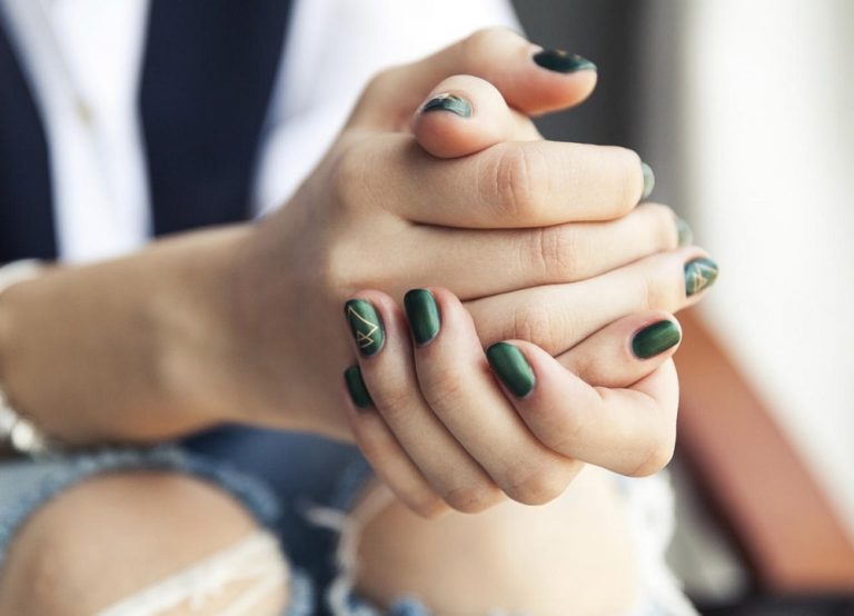 5 Ways to Wear Dark Green Nails for Instant Style