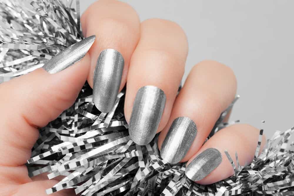 11 Glam Ways to Wear Silver Acrylic Nails