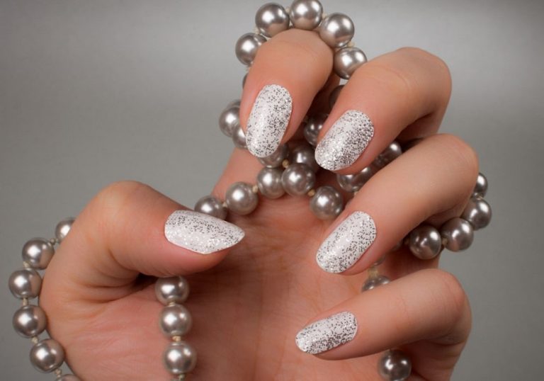 10 Winning Looks With White and Silver Nails