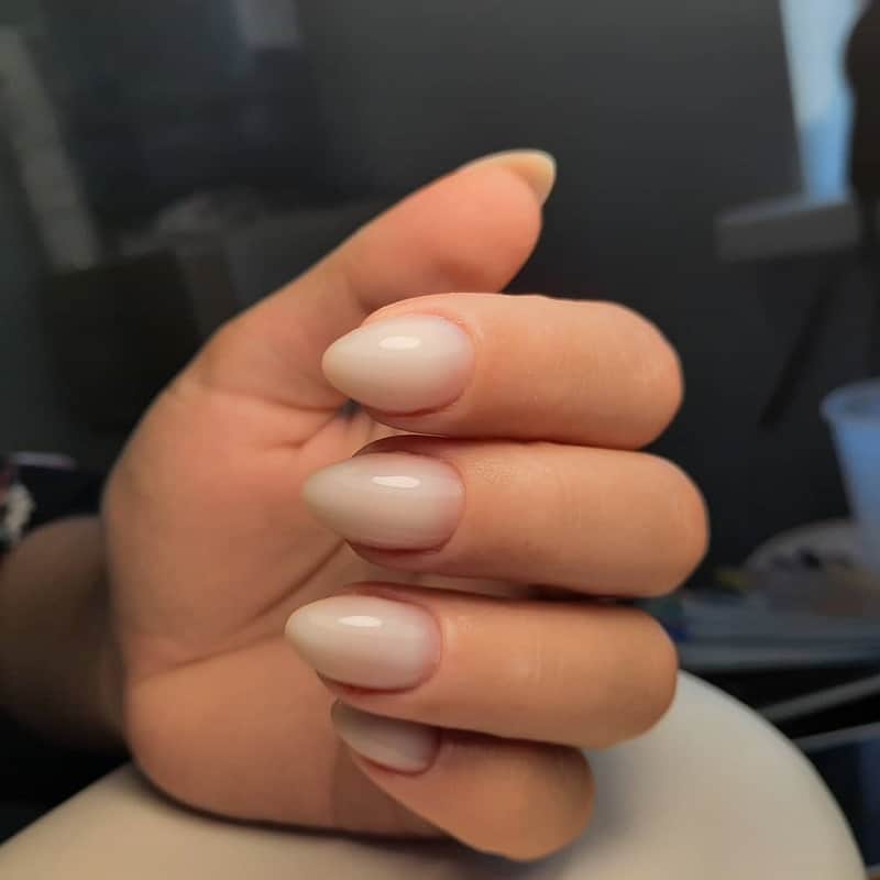 short oval nude nails