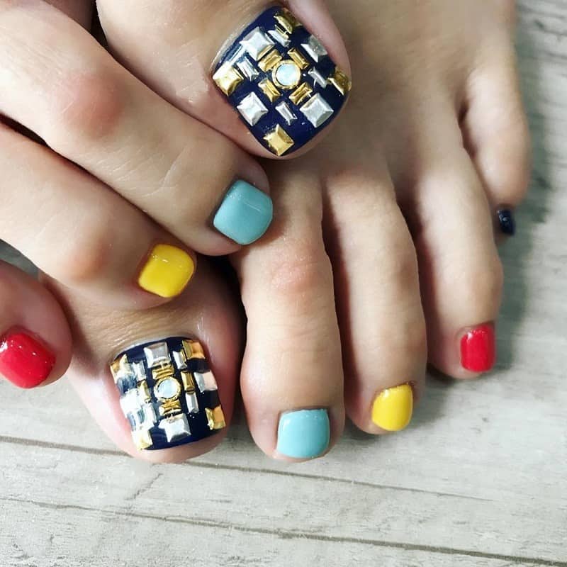 studded toe nails