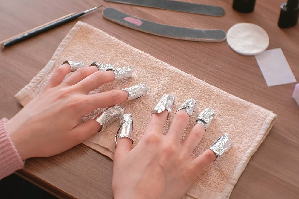 Wrap Nails with Aluminum Foil to Remove Gel Polish from Acrylic