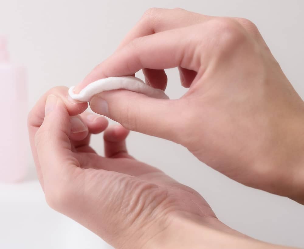 cleaning nail with cotton