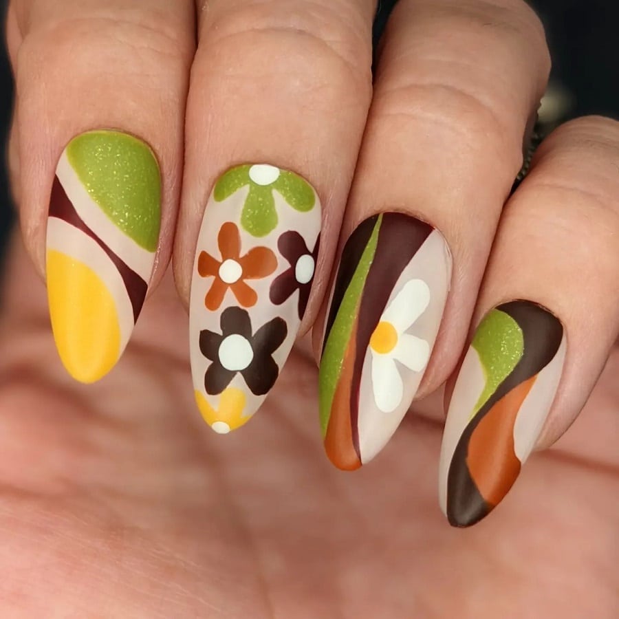 retro daisy nails