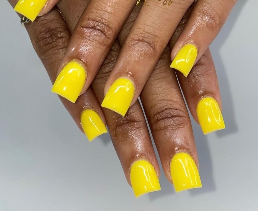 yellow gel nails on dark skin