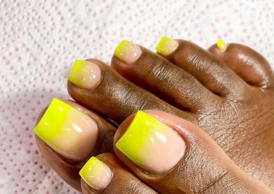 yellow ombre toe nails on dark skin