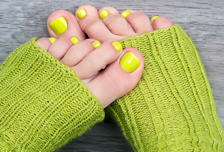 yellow toe nails for light skin
